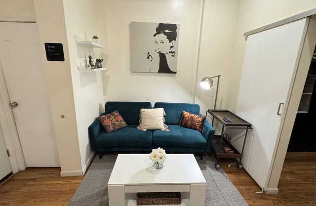 Beautiful 1 Bedroom in a Private Townhouse