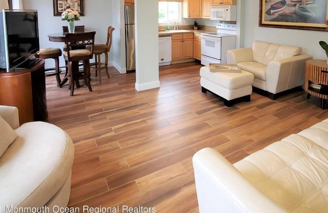 Beautiful 1 Br. Condo (137963) by Houzlet