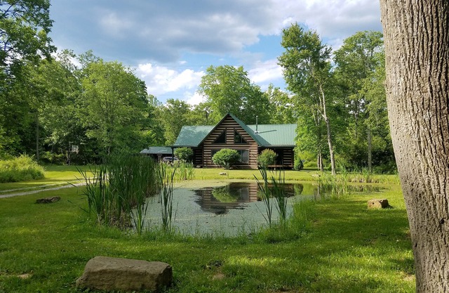 Beautiful 12 acre retreat with game room - great for families!
