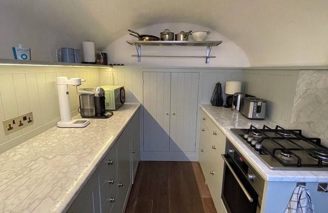 Beautiful 1BD Flat-5 min walk to Victoria Station!