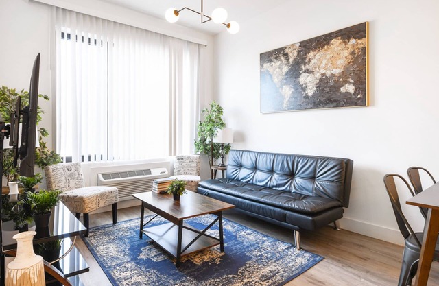 Beautiful 1BR Next to Airport 6553