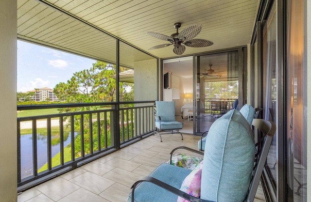 Beautiful 2/2 Corner Condo in Bonita Bay! 2 Miles to the Beach!