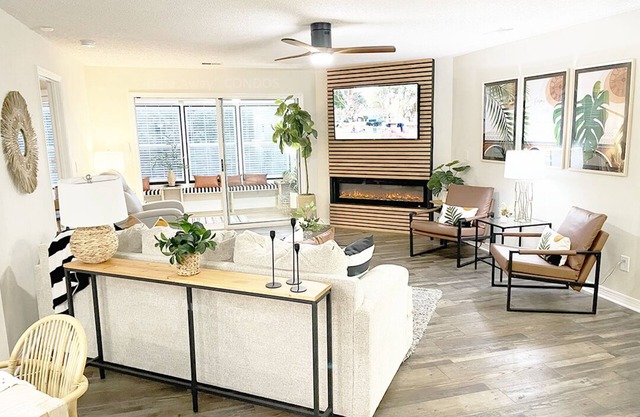 BEAUTIFUL 2-Bd/2-Bth Condo, Resort, In/Outdoor Pools, Hot Tub Golf Fit Ctr QUIET