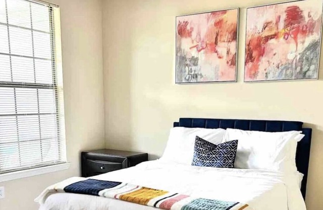 Beautiful 2 BD, 2 BA with amazing amenities! Minutes to Mall of GA!