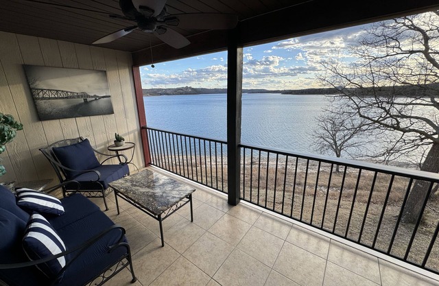 Beautiful 2 Bdrm - Sleeps 8 Condo w/Gorgeous Lake View! Close to Dogwood Canyon!