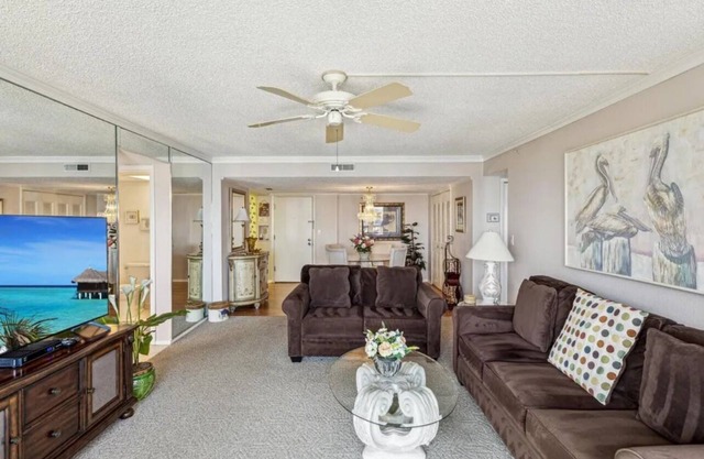 Beautiful 2 bedroom 2 bath condo on Clearwater Beach close to beach!