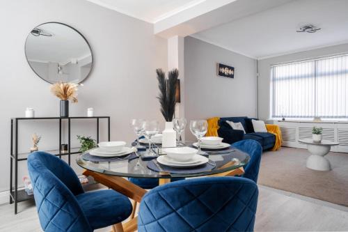 Beautiful 2 Bed House Near Etihad Stadium & Coop Live, sleeps 5, Free Parking