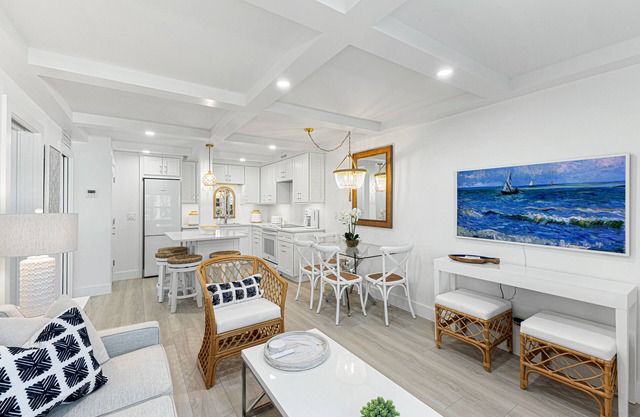 Beautiful 2-Bed Steps to Naples Beach & Town!