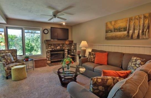 Beautiful 2 Bedroom 2 Bath Trout Creek Condo #68. Stone Fireplace, Kitchen. Close to Skiing and Golf