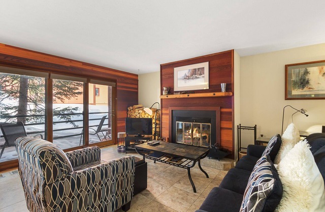 Beautiful 2 Bedroom Condo with amazing amenities and hiking right at your door!