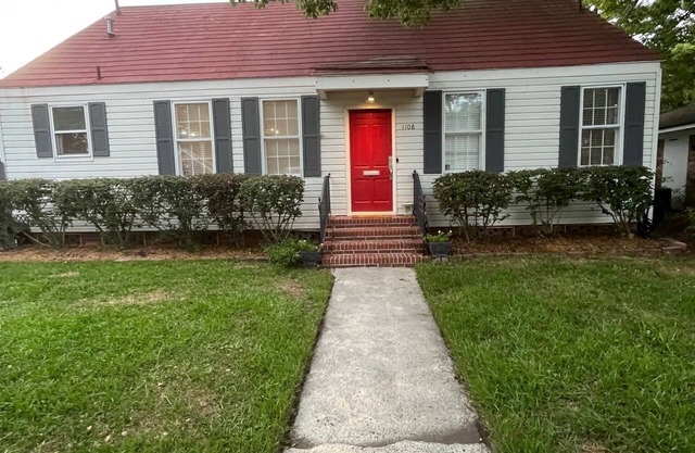 BEAUTIFUL 2 BEDROOM 1930S HOME IN POPULAR PARK-SIDE. Two miles to River front