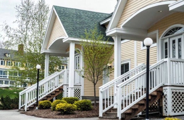 Beautiful 2-bedroom condo in Bethel, fitness room, WiFi, walk to restaurants