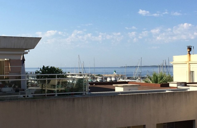 Beautiful 2 bedroom Sea View 100 meters from the Beaches/Conditioning