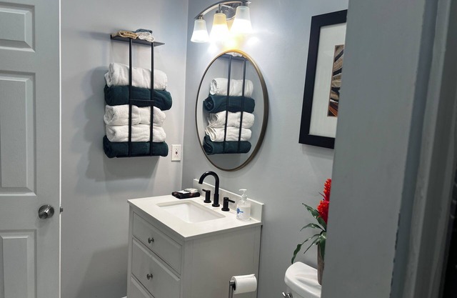 Beautiful 2-bedroom Suite with luxury bedding, modern and chic in Wadley, GA