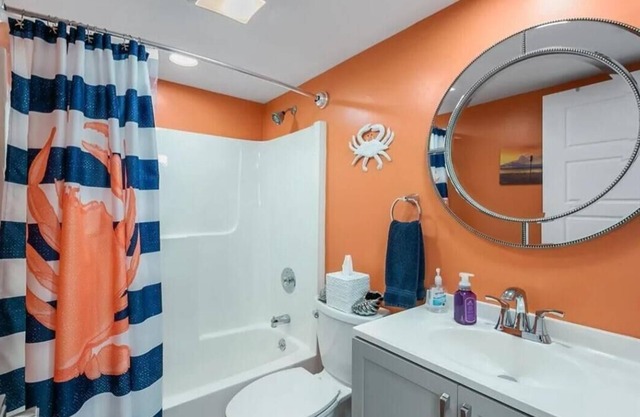 Beautiful 2 bedroom, 2 bath condo with pool. 5 mins to shops and restaurants.