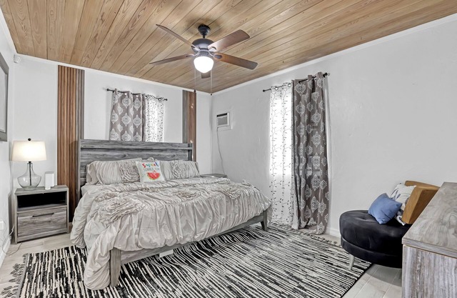 Beautiful 2-Bedroom Walk to Beach/Restaurants