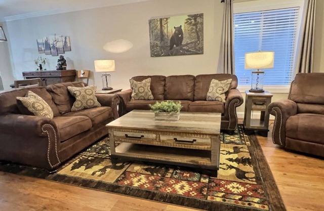 Beautiful 2 bedroom/2 bath condo in downtown Gatlinburg and the Smoky Mountains