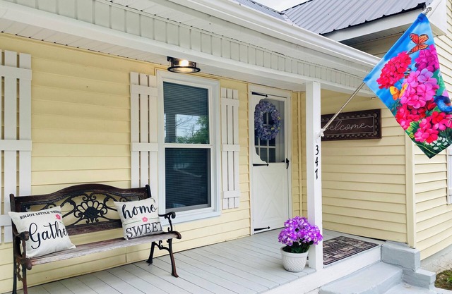 Beautiful 2 bedroom home, Walk to Downtown Mt. Airy!