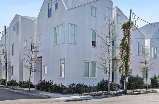 Beautiful 2 Br. Condo (366424) by Houzlet