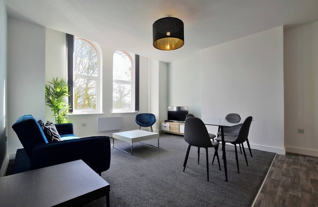 Beautiful 2-BR Flat in Manchester with Parking