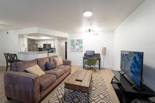 Beautiful 2 BR Mesa Riverview Apt, Close to 202 HW!