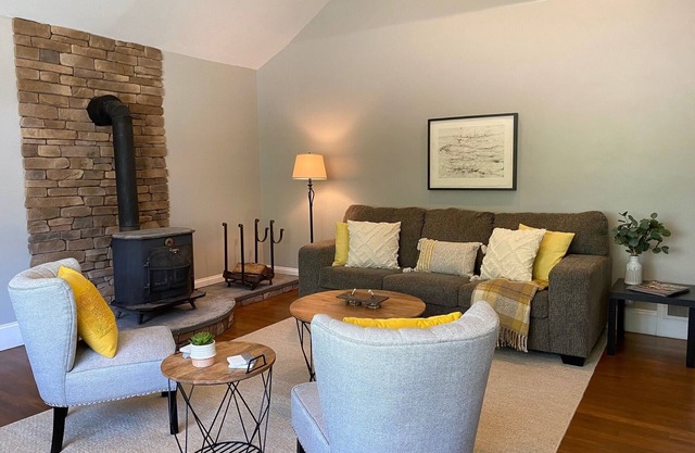 Beautiful 2 BR home, quiet, minutes from downtown