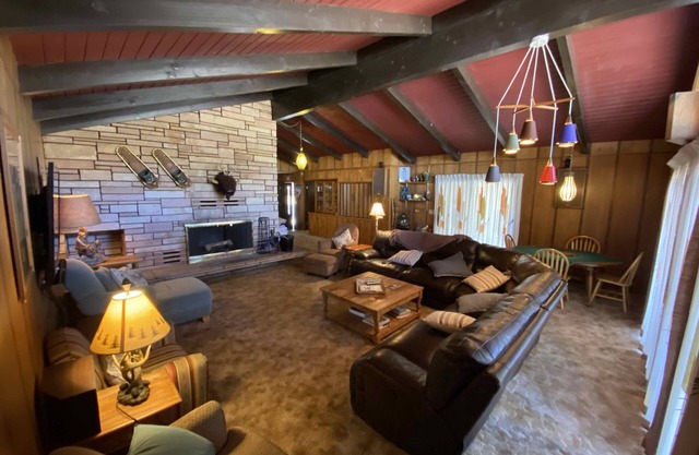 Beautiful 2 Story Cabin Short Hop Away from Mountain High Ski