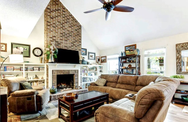 Beautiful 2 story house in Summerville. Sleeps 4 and short haired dogs allowed.