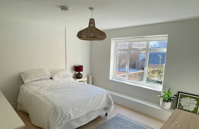 Beautiful 2BD Flat with Private Courtyard- Borough