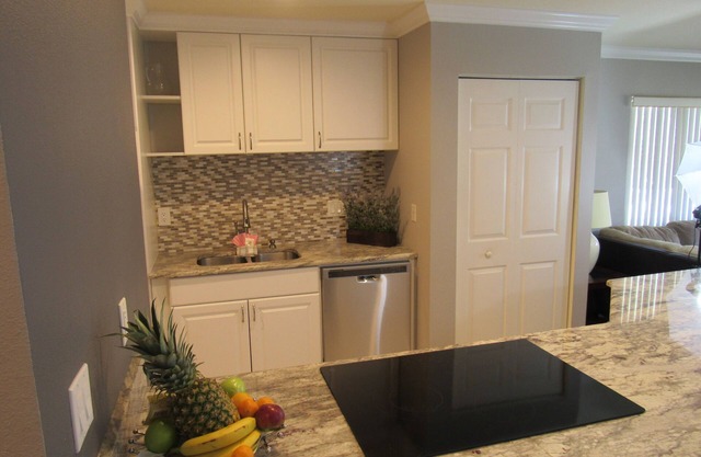 Beautiful 2BR Condo! Pools~Free WiFi. Near IMG Academy~Beaches~AMI~Restaurants.