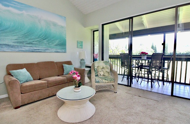Beautiful 2nd Floor Condo w/NEW AC! Wifi, Mountain & Golf Course views