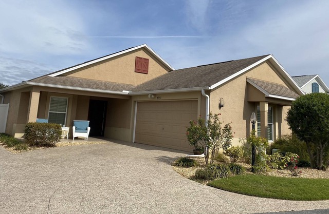 Beautiful 3/2 Villa Conviently Located w/Gas Golf Cart & FREE WiFi Included!