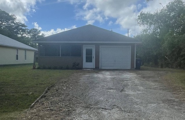 Beautiful 3/2 with screen-in porch 10 minutes away from the beach.