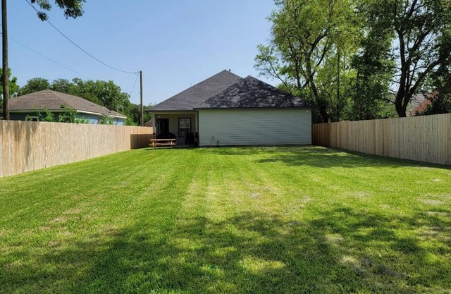 Beautiful 3 Bed 2.5 bath home with long drive way