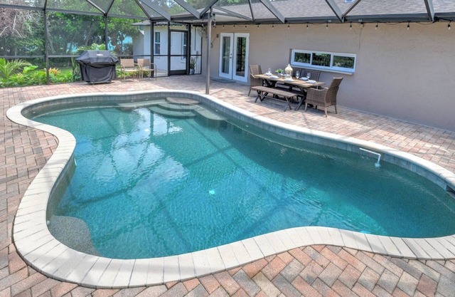 Beautiful 3 Bed/2 Bath Home with Pool Minutes from Gulf Beaches