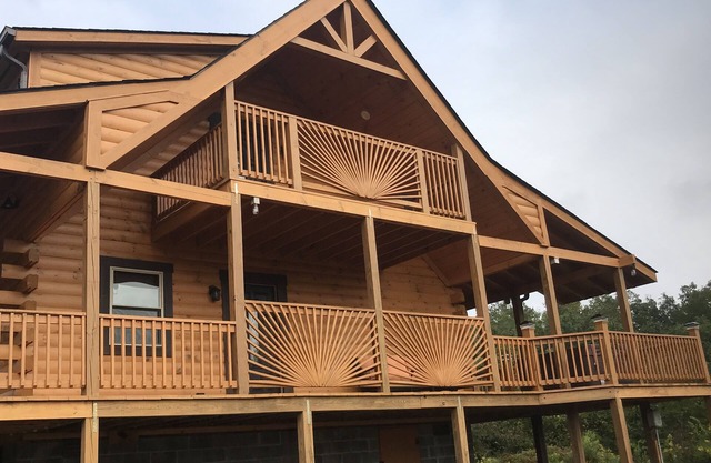Beautiful 3 bed/3 bath Luxury Cabin, Hot Tub, Games, Easy Check in! Book Now!