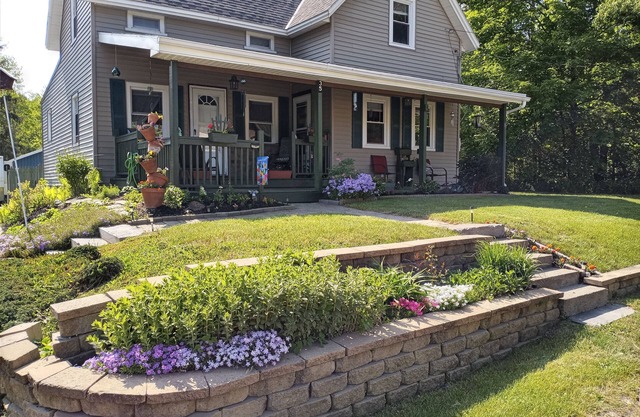 Beautiful 3 bedroom home in a peaceful setting. No contact check in. Fast WIFI
