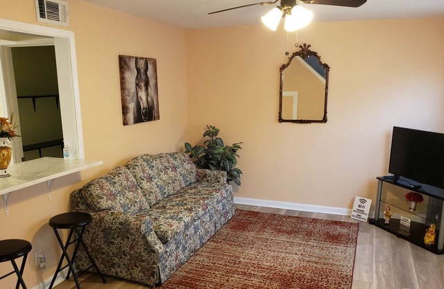 Beautiful 3 BR , 1 Bath, #B free parking , Property B