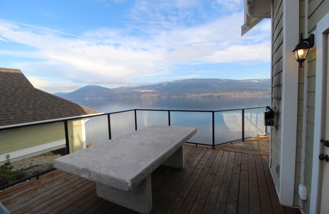 Beautiful 3 BR Pet Friendly Cottage on Lake Okanagan