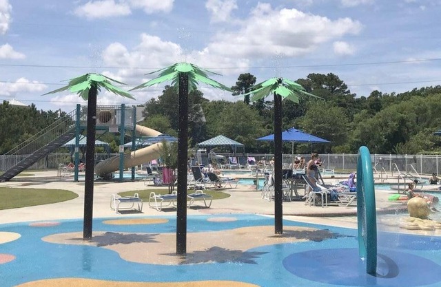 Beautiful 3 BR, 3.5 Bath, Mini-Waterpark, Pool, Gym, Linens Provided / Sleeps 6