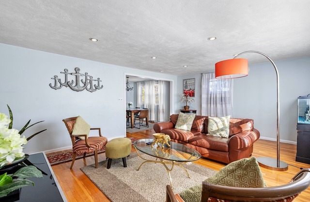 Beautiful 3BD/1BA apartment W Parking 6274