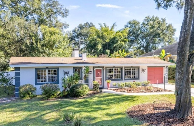 Beautiful 3bed 2bath Mount Dora Charmer with Views of Lake Ola
