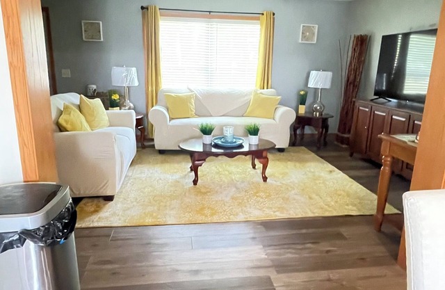 Beautiful 3br, 1.5 bath townhouse centrally located in the heart of Milwaukee.