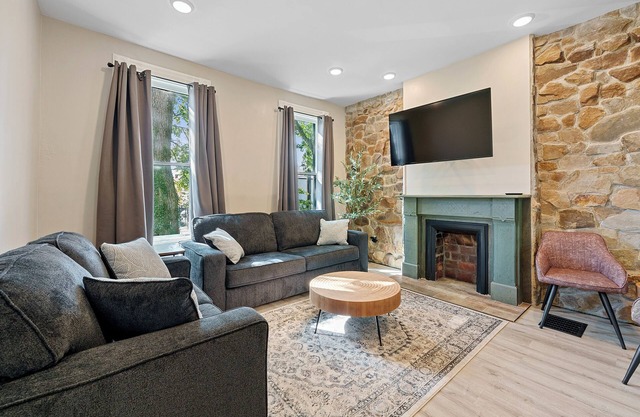 Beautiful 3BR/2.5 BTH PERFECT location in Short North/Campus w/HUGE 4 car garage