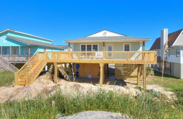 Beautiful 3BR/BA - Oceanfront, Event Home, Direct Beach Access, Sleeps 8