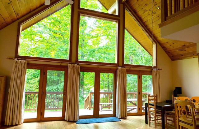 Beautiful 3BR river view, huge glass wall Log House -2200 sq/ft