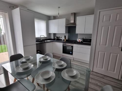 Beautiful 4 bed home, Sleeps 6, driveway parking, With sky & BT sports