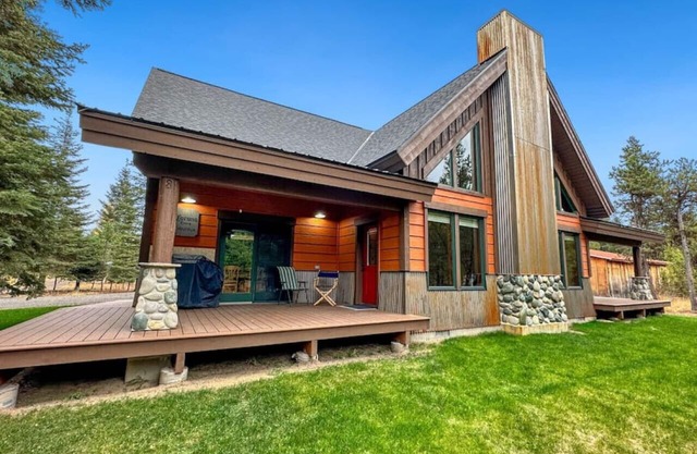 Beautiful 4 Bedroom Cabin. Near Cascade Lake!