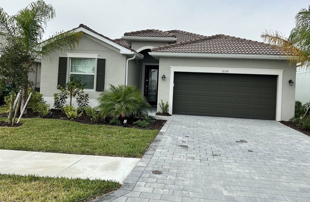 Beautiful 4 bedroom house with Private Pool, Spa and Club House!