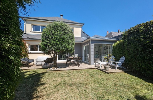 BEAUTIFUL 4* BRIGHT SPACIOUS HOUSE WITH ENCLOSED GARDEN 300 M FROM THE SEA ON FOOT